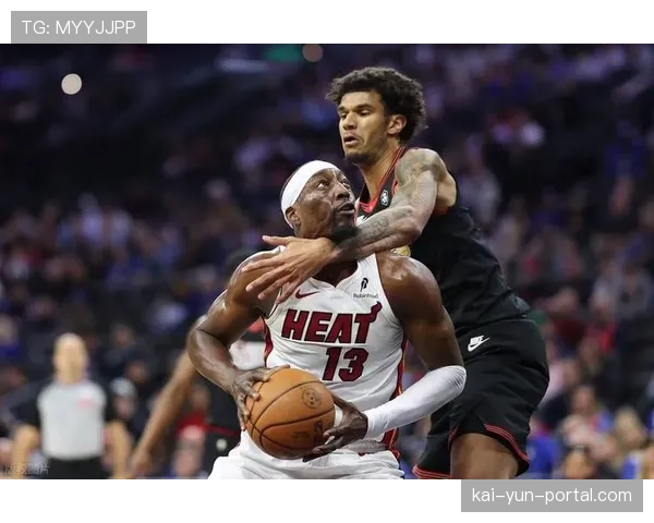 镜头聚焦:热火队阿德巴约在关键时刻,指挥全队进行全场“1-2-1-1”区域紧逼